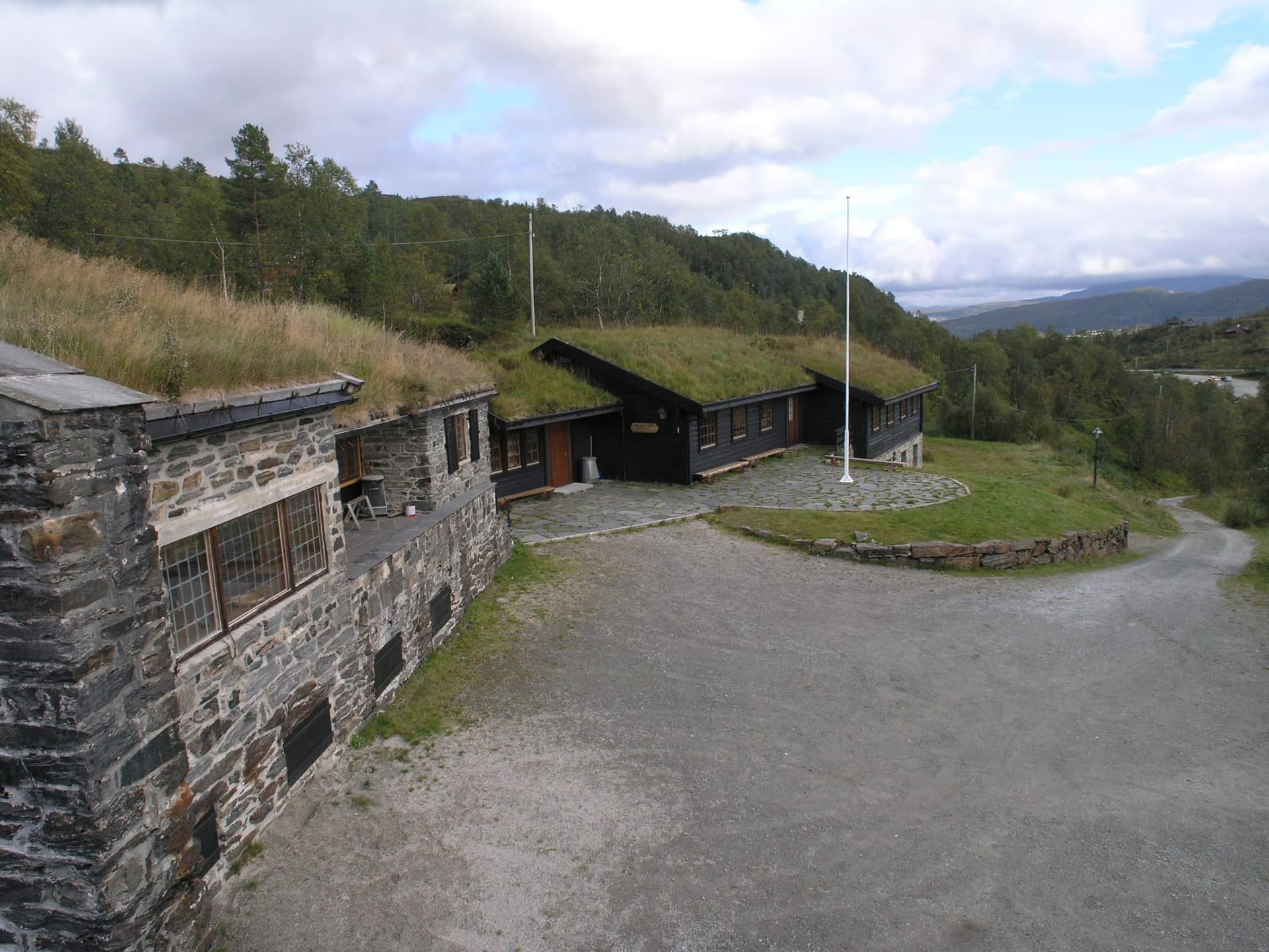 Main house and courtyard at Wallemtunet