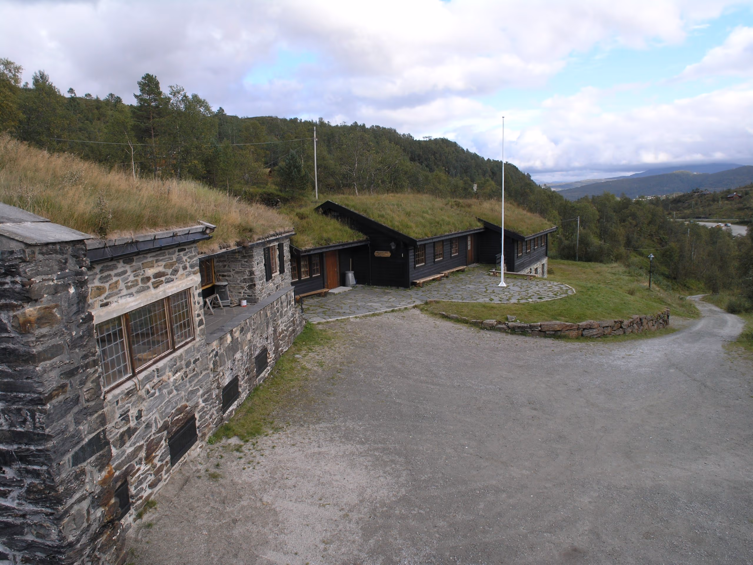 Wallemtunet med torvtak og grønt tun